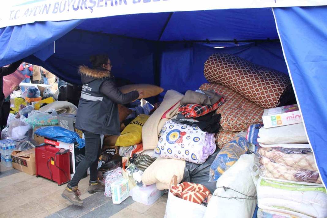 Deprem bölgesine yardım kampanyası başladı! İşte bölgede en çok ihtiyaç duyulan malzemeler ve yardım yapılacak adresler 9